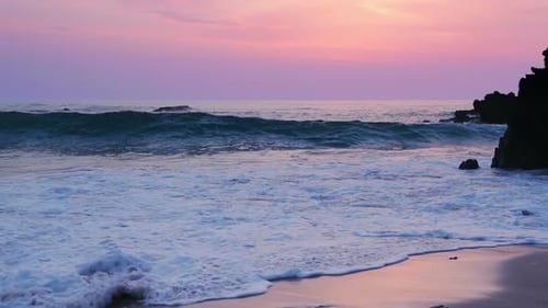 Nach Sonnenuntergang am Strand surfen