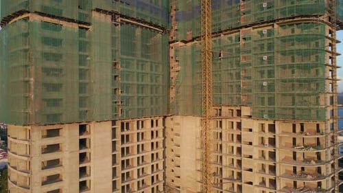 Foto aérea del sitio de construcción con una grúa de construcción. Concepto de construcción de edificios altos