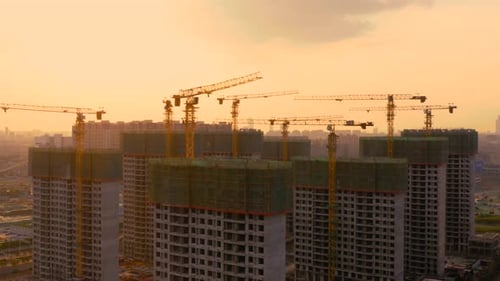 Vue aérienne du chantier au coucher du soleil