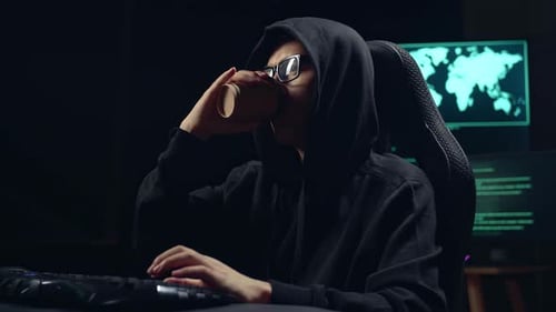 Un hacker asiatique utilise le piratage informatique et boit du café