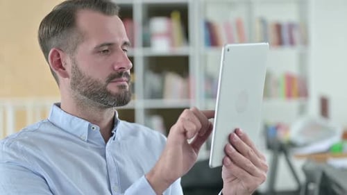 Portrait de jeune homme professionnel à l'aide de tablette