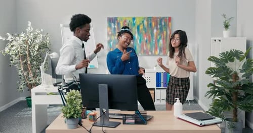 Danse au travail Pause au bureau Fête d'entreprise Deux filles et un homme en chemise et cravate Danse