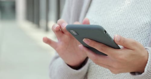Frau benutzt Smartphone
