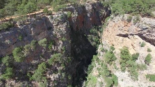Tiefe und steile Felswände des Canyons