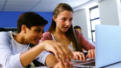 Schüler nutzen Laptop im Klassenzimmer