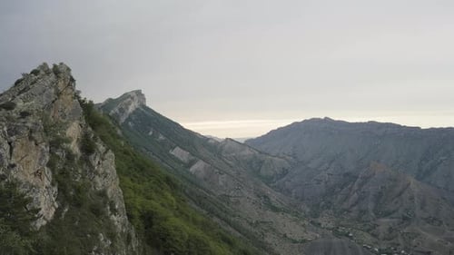 Vue de dessus de la vallée de montagne avec petit village