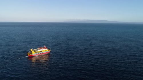 Fähre transportiert Passagiere auf eine andere Insel