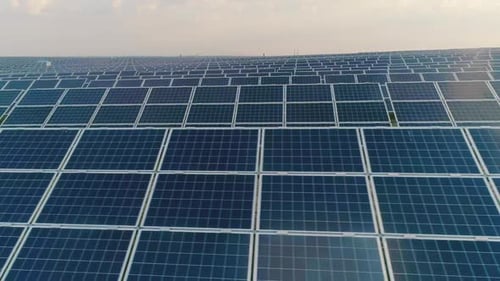 Ausschnittansicht einer Farm für alternative Energien mit hintereinander stehenden Sonnenkollektoren. Konzept der erneuerbaren Solarenergie