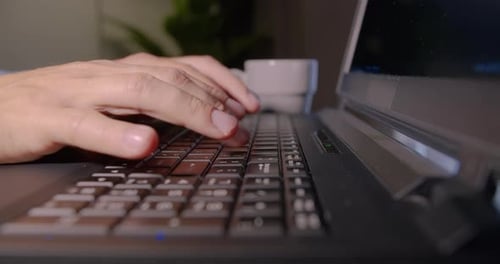 Hände tippen auf Computertastatur, Geschäftsmann arbeitet am Laptop-PC im Büro. Nahaufnahme.