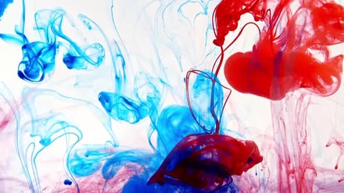 Farbtinte in Wasser auf weißem Hintergrund