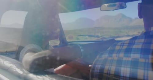 Junges Paar auf Roadtrip in seinem Pick-up-Truck