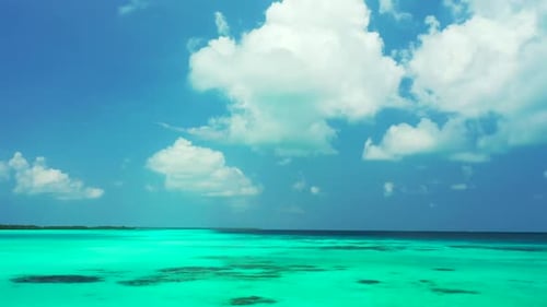 Luftaufnahme von oben Meereslandschaft der perfekten Bucht Strandreise durch den aquablauen Ozean mit sauberem Sandhintergrund