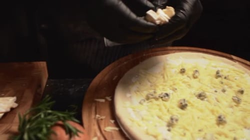 Der Küchenchef bereitet Pizza zu