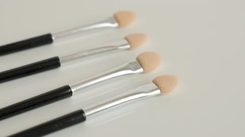 Accesorios para tratamientos de belleza sobre fondo blanco 4K 2160p, vídeo inclinable UltraHD a 30 fps - Maquillaje