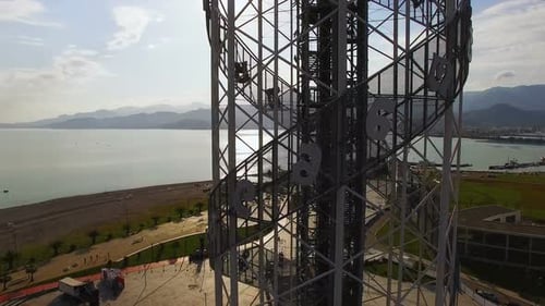 Torre alfabética en Batumi Georgia contra el Mar Negro y el área del paseo marítimo, cultura
