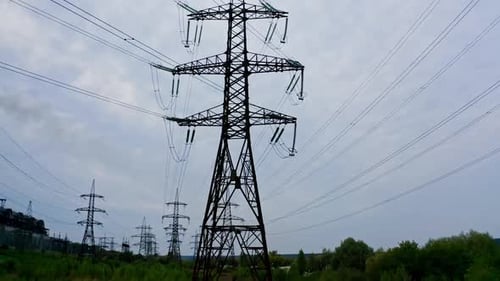 Stromübertragungsleitungen. Stromleitung der elektrischen Leitungen