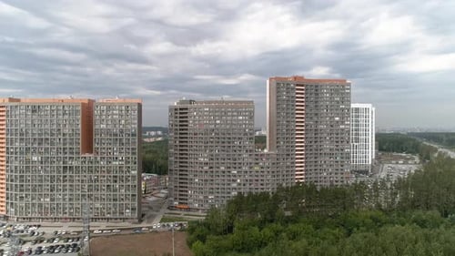 Tiro aéreo de drone de prédios de apartamentos e cidade grande 09