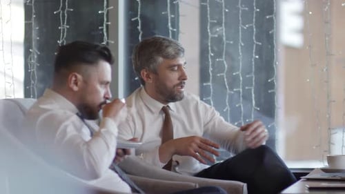 Geschäftsleute ruhen sich während der Kaffeepause