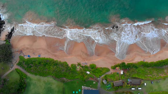 Beautiful epic 4k Drone shot in Maui rotation to the right, Holidays ...