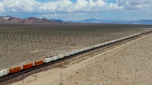 Frachtlokomotive Eisenbahnmotor überquert Arizona Desert Wilderness.
USA