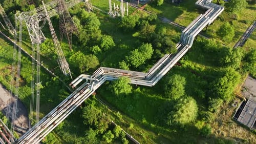 Drohnenflug in der Nähe von Wärmekraftwerk