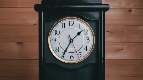 Zeitraffer der Vintage-Uhr mit Uhrwerk der Zeitzeiger auf Holzuntergrund