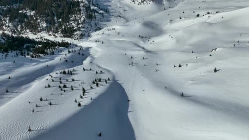 Winterlandschaft hoch in den Bergen Luftbild 4 K