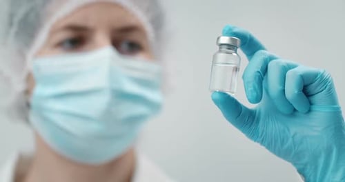 Arzt hält Medikamente in der Flasche