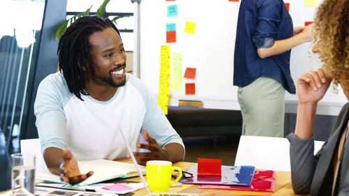 Des collègues heureux qui discutent au bureau