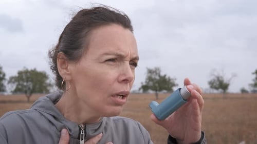 Sofre de asma lá fora.