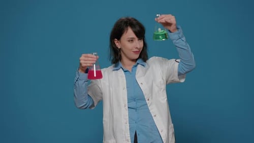 Spécialiste scientifique analysant la formule liquide dans un bécher en verre