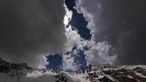 Timelapse des montagnes et des nuages