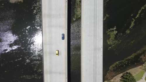 Overhead-Aufnahme von zwei parallelen Brücken, die mit Autos beschäftigt sind, San Mateo, Kalifornien