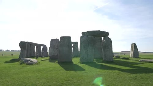 Sonnenstrahlen scheinen über dem berühmten Stonehenge