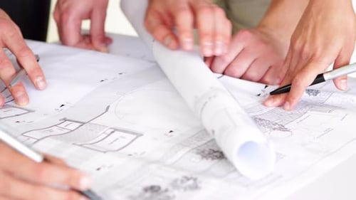 Architektenteam geht Blaupausen durch