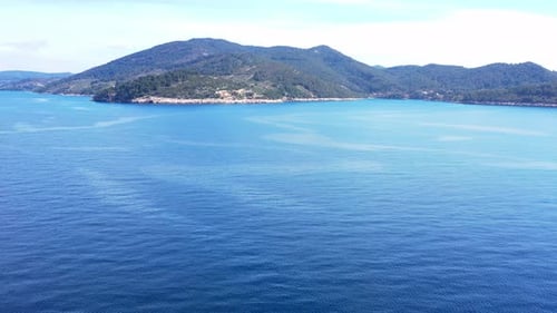 Vue aérienne d'un voilier dans la mer Adriatique près de la Croatie le jour de l'été