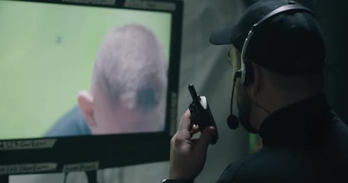 Director viendo una escena en el monitor