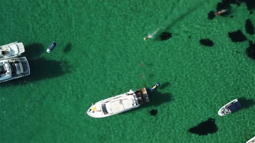 Vue panoramique aérienne du paysage marin avec une mer d'azur cristalline et des côtes rocheuses