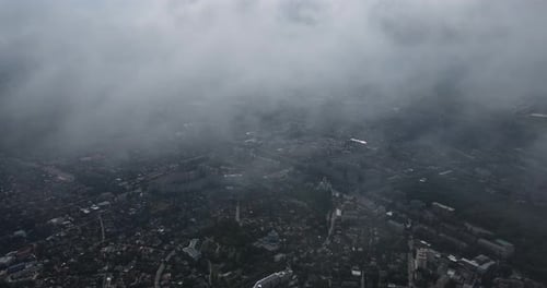 Las nubes de lluvia se están acumulando sobre la ciudad