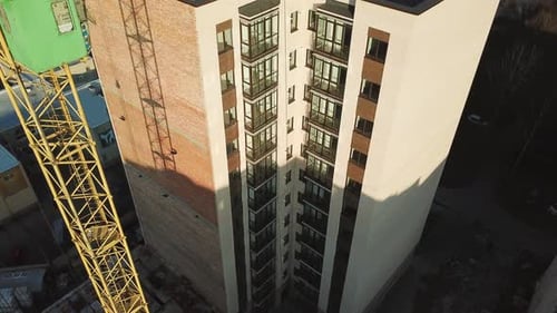 Sitio de construcción con grúa torre