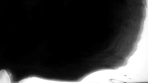 Goutte d'encre noire dans l'eau