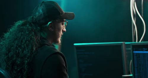 Hacker invade o sistema bancário e rouba dados de clientes com os quais os caras estão felizes