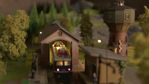 Modelo de locomotiva elétrica na estação ferroviária.