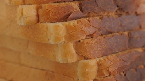 Toastbrotstücke auf Tisch angeordnet 4K 2160p UltraHD kippbares Filmmaterial - Toastbrot auf Holztisch