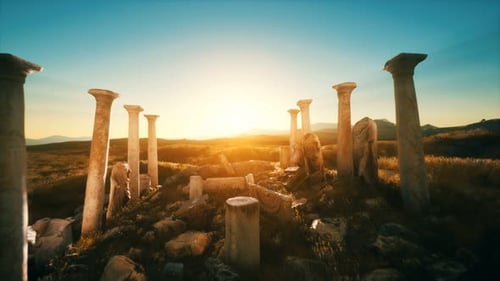 Alte griechische Tempelruinen bei Sonnenuntergang