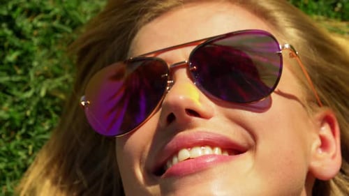 Frau mit Brille lächelnd