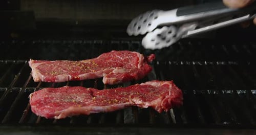 Köstliche Steaks auf heißem Grill 01 g