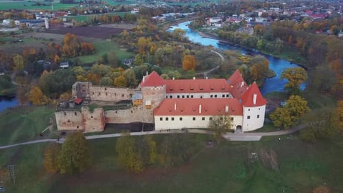 Bauska Mittelalterliche Burgruine Komplex und Park von oben Luftaufnahme 4K Video