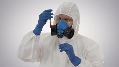 Un virólogo analiza el concepto de infección por coronavirus en un análisis de sangre sobre un fondo de