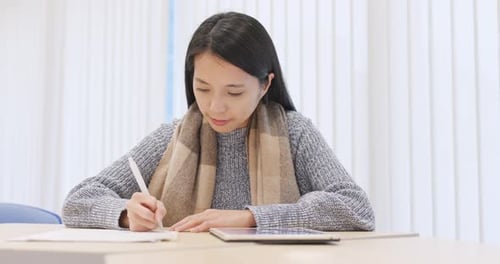 Studentin macht ihre Hausaufgaben